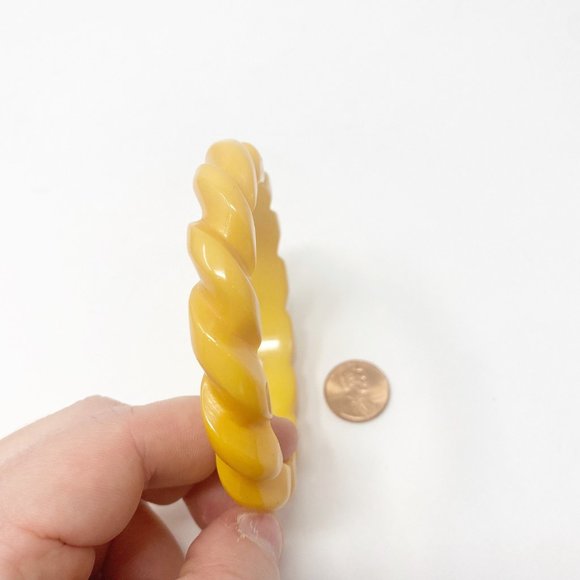 618 Vintage Bakelite Rope Motif Bangle Bracelet in Butterscotch - Picture 5 of 6